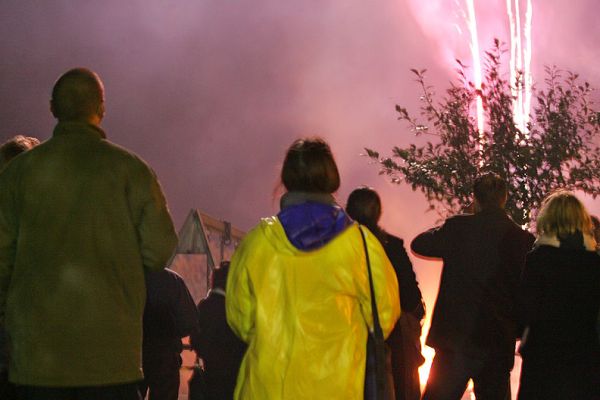 Zbig and Marjorie Watching the Fireworks
Guy Fawkes Night party at the Severn Motor Yacht Club, on the banks of the Severn River.  Marjorie is the one in the yellow jacket.
Λέξεις-κλειδιά: Marjorie Zbig fireworks Guy Fawkes Severn Motor Yacht Club Guy Fawkes bonfire night