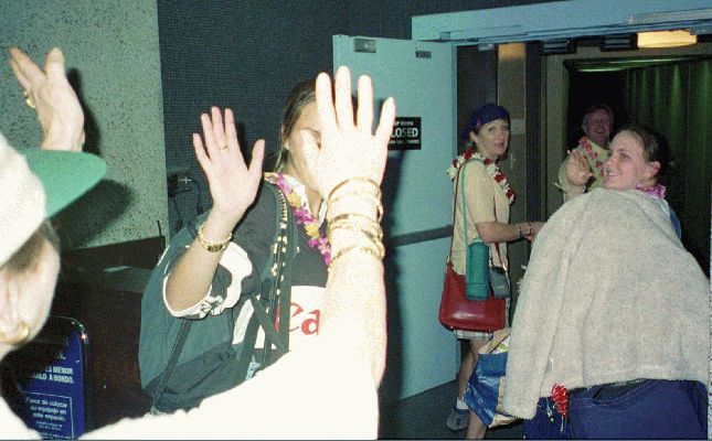 Honolulu Airport - Departure
Looks like Nyssa, Cathy, and Chase (blocked by wave) are heading back to the U.K. --- I think this is 1998 or early 1999.
Palabras Clave: Cathy Bushby Nyssa Bushby Chase Honolulu airport