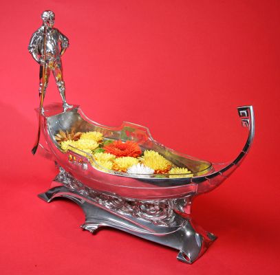 WMF Gondolier Centrepiece
I am told it's quite unusual to have the original glass bowl with this piece.  The bowl is quite delicate, and a strange shape --- and it has lasted (with just a few chips on the edges) for over 100 years.  And at least two trips across the Atlantic.  We purchased this piece in Buenos Aires.
Trefwoorden: WMF gondolier centerpiece glass bowl Buenos Aires