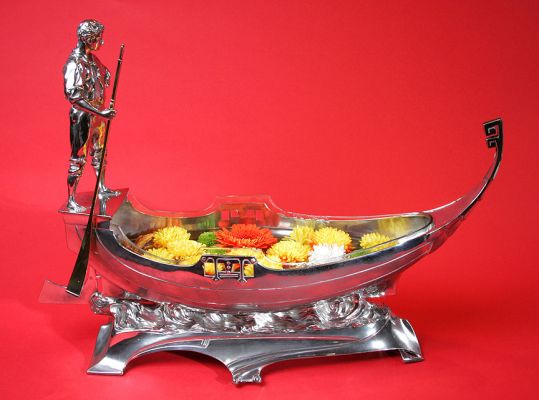 WMF Gondolier Bowl
We purchased this large centrepiece bowl --- made from silver-plated "Britannia Metal" (pewter) in the late 1800's --- in Buenos Aires in 1995.  As there's no room for it at Whitecroft, we've put it up for sale on eBay.
Keywords: WMF Wurttembergische Metallwarenfabrik gondolier centrepiece Britannia Metal pewter