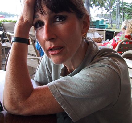 Marjorie at the Kona Inn in Kailua-Kona
Having sashimi at the Kona Inn on the Big Island.  It was late in the afternoon, and cold (yes, even in Kona) --- look at the goosebumps on Marjorie's arm.
Anahtar kelimeler: Marjorie Kone Inn Kailua-Kona Hawaii Big Island goose bumps goosebumps arm
