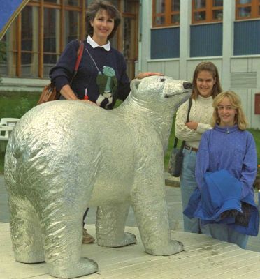Marjorie, Chase, and Mandy in Hammerfest, Norway
[url=http://www.eurotravelling.net/norway/hammerfest/hammerfest_culture.htm]Hammerfest[/url] is one of the most northern cities in the world.  That's not a real polar bear in the photograph...
Λέξεις-κλειδιά: Marjorie Chase Hammerfest Norway polar bear