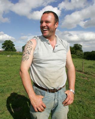 Kevin Howdle
Kevin taking a break from helping Mermaid have her litter of piglets.  Just another day in sunny Worcestershire.
Palabras clave: Kevin Howdle Worcestershire Lucies Farm