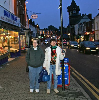 Ann Bandera and Marjorie on the High Street, Ledbury
Cold and damp on a pre-Christmas day, 2005.  We've just purchased a padlock for the 11 acre field gate.
Schlüsselwörter: Ann Bandera Marjorie Ledbury padlock