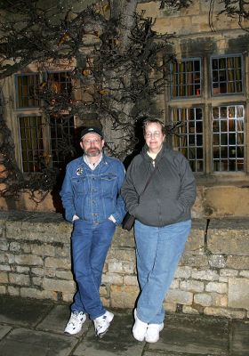 Bob and Ann Bandera at the Lygon Arms, Broadway
Standing in front of the ancient pear tree that grows in the front of the hotel.  December 2005
Anahtar kelimeler: Lygon Arms Broadway Ann Bandera Bob Bandera pear tree