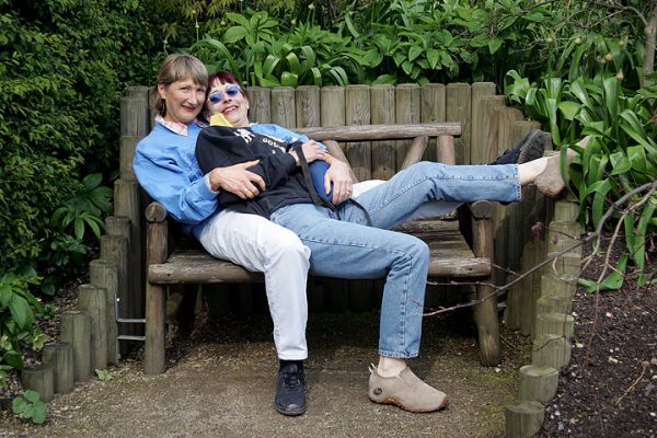Cathy and Marjorie on a Bench
Webb's of Wychbold, April 22 2005
Ključne besede: Marjorie Cathy bench Webb's of Wychbold garden centre