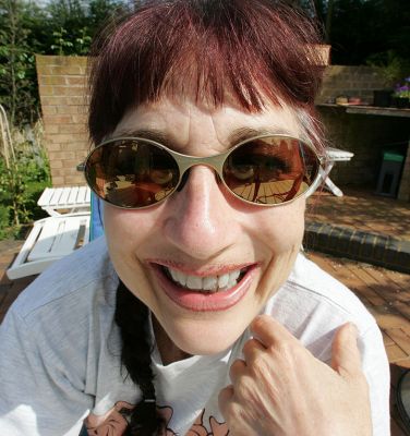 Marjorie in the Garden
More wide angle lens experiments.  Saturday of the May Bank Holiday week-end, and it's actually warm and sunny.  Whitecroft garden, April 30 2005
Palabras clave: Marjorie garden summer nose wide angle lens Whitecroft