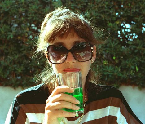 Marjorie Having A Green Drink
This can only have been in Italy or France.  Where else would they drink something that colour?  On our Windstar cruise in the Med.
Palabras Clave: Marjorie green drink Windstar Med cruise