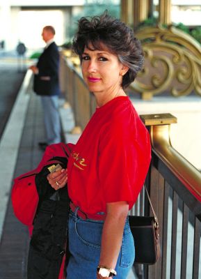 Marjorie Waiting For Our Car in Las Vegas
At the MGM Grand Hotel.  Note that Marjorie is holding some dollar bills in her right hand -- you need to be ready with the tips in Las Vegas.
Anahtar kelimeler: Marjorie Las Vegas hotel tips