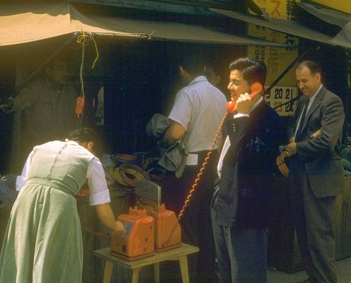 Tokyo Cellphone - 1953
In the early 1950's public telephones in Tokyo were in stalls along the street.
Słowa kluczowe: Tokyo public telephone stalls