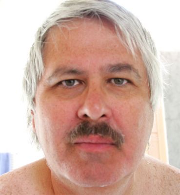 Scary Photo -- Really Scary
I hadn't shaved in a while, so had a big white beard --- but my moustache stayed black and swarthy.  I decided to keep the Tom Sellick look, but (fortunately) Marjorie was having none of it.  My swarthy moustache was gone a minute later.  I'm surprised how much I look like my father --- even down to his droopy eyelids and uneven eyes.  Poor Shauna has the same problem.  Strabismus in the genes!
Ključne besede: Craig bushy moustache Tom Sellick swarthy Shauna shave droopy eyes strabismus