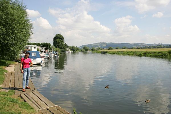 The Tewkesbury Ferry
The other day, when coming home on the M50, I spotted a sign to the ferry.  The ferry?  Today we went to have a look, and there really is a ferry that runs several times a day from this [url=http://www.pubinnguide.com/pubdetailsidx26.asp]beautiful spot[/url] on the River Avon (actually near the motorway) to Tewkesbury.  That's Bredon Hill in the background. 
Keywords: Tewkesbury ferry Bredon Hill River Avon Marjorie Fleet Inn summertime England motorway