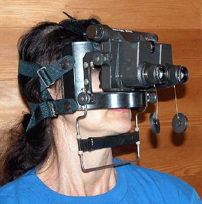 Marjorie and night vision goggles
We purchased these Russian-made night vision goggles at a Photokina show in 1996 or so.  They were impossible to wear and to use.  With all the publicity surrounding night vision during Gulf War II, we decided it was time to eBay them.  Poor Marjorie got to be the night vision goggle model.
Ključne besede: night vision goggles