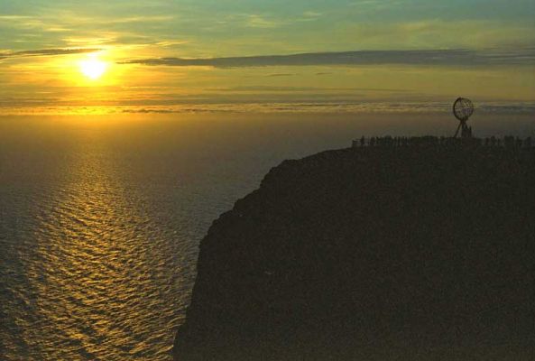 Nordkapp - North Cape - Norway
The midnight sun (photographed at midnight) from the most northerly part of Europe.  "The North Cape was named by English explorer Richard Chancellor in 1553 when he passed the cape in the search for a Northeast passage. From then on, it was occasionally visited by daring explorers who climbed the steep cliff face to the plateau; famous visitors include King Oscar II of Norway in 1873 and Thailand's King Chulalongkorn in 1907. Today, the North Cape is a major tourist attraction."
Schlüsselwörter: North Cape Nordkapp Norway midnight sun