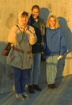 Nordkapp - Norway
Marjorie, Chase, and her friend Mandy at [url=http://en.wikipedia.org/wiki/North_Cape%2C_Norway]Nordkapp[/url] -- theoretically the most northern part of Europe.  This photograph was taken at midnight, hence the yellow glow of the midnight sun.
Palabras clave: Nordkapp North Cape Norway Marjorie Chase midnight sun