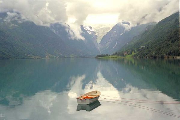 Norweigan Fijord
Photographed on our vacation in Norway.  One of the things that surprised us was that the place was deserted --- even though it was summer.  Where was everyone?  There's a glacier in the "V" in the background.
Ključne besede: Norweigan fijord reflection boat glacier