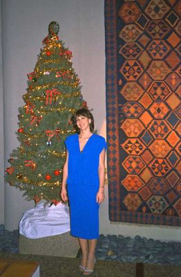 Marjorie by the Christmas Tree
Christmas Day 1985 -- in the Honolulu Tower lobby.  On our way to have dinner at Chez Michel in Waikiki.
Palabras clave: Christmas tree Marjorie 1985 Honolulu Tower blue dress