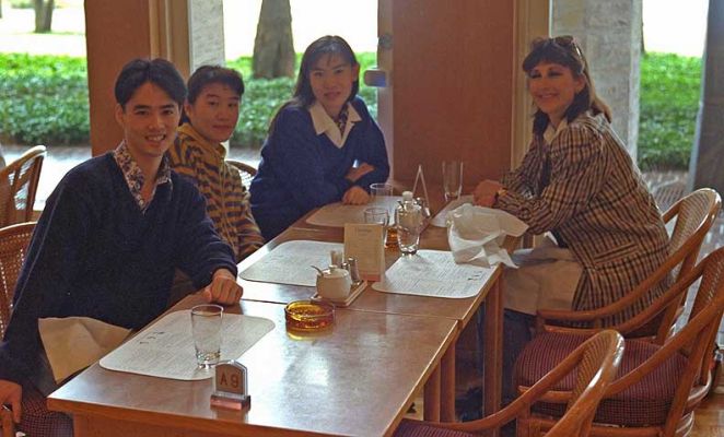 Marjorie Having Lunch in Tokyo
With Setsuko Asami, one of our Japanese exchange students.
Ključne besede: Marjorie Tokyo Setsuko Asami foreign student language student