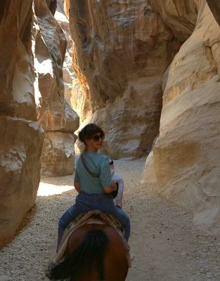 Marjorie Rides A Horse into Petra, Jordan
You reach Petra through these narrow lanes carved into the solid rock.  It is definitely something out of Indiana Jones.
Ključne besede: Petra carved stone Marjorie Jordan Indiana Jones horse horseback