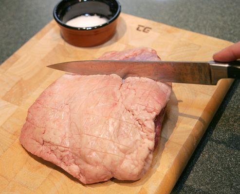 Preparing the Picanha
Marjorie has cut cross-hatches on the fat layer of the picanha, and is about to rub salt onto the meat (and particularly into the cuts).  When cooking the meat, it's important not to pierce it -- in doing so, the juices will escape.
Schlüsselwörter: picanha beef salt cut meat Scottish | Kobe beef steak