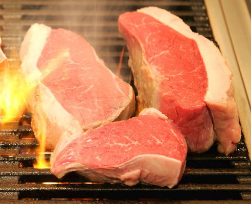 Picanha Steaks on the Grill
Picanha is a cut of beef in Brazil that is generally considered to be the best part of the cow, even better than the fillet. Picanha (pick-ahn-yeh) is a Portuguese word, without direct translation into English. Brazilians travelling to the U.K. are often surprised to discover that what they consider to be a prime delicacy is divided among other cuts by British butchers.
Schlüsselwörter: picanha grill Scottish | Kobe beef top rump Brazil Brazilians Portugese steaks flames