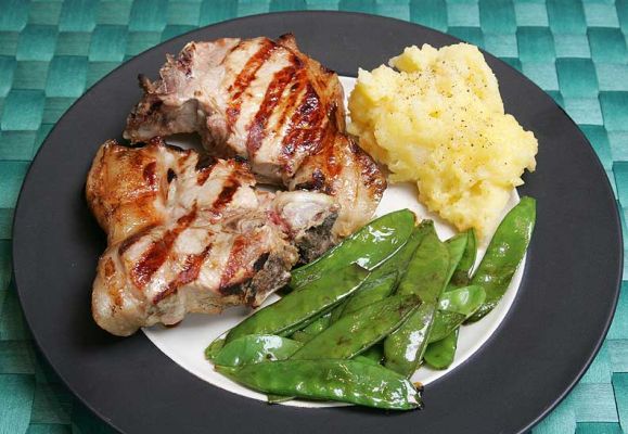 Kurobuta Pork Chops for Dinner
With some mashed potatoes and Chinese snow peas.  Our Kurobuta pork chops can be ordered online at [url=http://www.luciesfarm.co.uk/acatalog/Kurobuta_Pork.html]our e-commerce site[/url].
Palabras clave: Kurobuta pork chops mange tout Chinese snow peas mashed potato