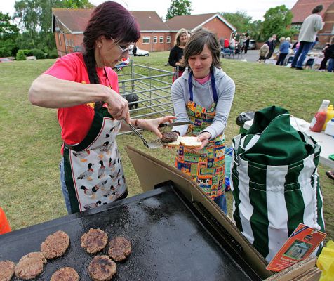 Powick Fete - Marjorie Giving Emilia a Hamburger
We were pleased to help the local Powick Parish Church by selling our Scottish | Kobe hamburgers at the fete.  Despite the wind, we were able to raise �120 for the Church in a few hours.  And serve some delicious burgers.  (I wonder how many other parishes have Scottish | Kobe burgers?)
Anahtar kelimeler: Powick Parish Church fete Scottish Kobe beef hamburgers Emilia Marjorie