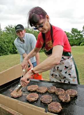 Powick Fete - Scottish | Kobe Hamburgers
Marjorie cooking our big, thick, delicious Scottish | Kobe hamburgers at the Powick Fete, with Andy looking on in amusement.  The wind kept blowing out our industrial-strengh barbeque, so we had to construct a barrier of cardboard boxes.
Anahtar kelimeler: Powick Parish Fete Scottish Kobe beef hamburgers Andy Marjorie Lucies Farm