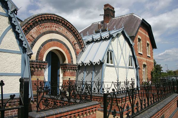 Tenbury Wells Pump Room
For my taste, the front of the building had been ruined by the addition of a wheelchair ramp.  (Of course, if I were in a wheelchair I would feel differently.)
Keywords: Tenbury Wells Pump Room