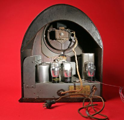 The Inside of a Philco Model 20 Cathedral Radio
Not exactly stereophonic...
Ключові слова: Philco Model 20 Cathedral radio vacuum tubes speaker