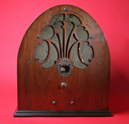 Philco Model 20 Radio
Can't you just see the family gathering around this radio in the 1930's to listen to The Green Hornet?
Keywords: Philco Model 20 radio