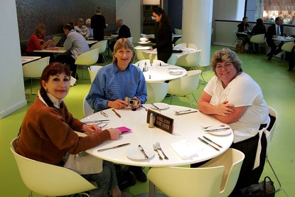 Marjorie, Cathy, and Shauna at Lunch - Selfridge's
Having our anniversary lunch (19 years) with Cathy and Shauna at the Bullring, April 26 2005
Mots-clés: Shauna Cathy anniversary Bullring Selfridge's lunch