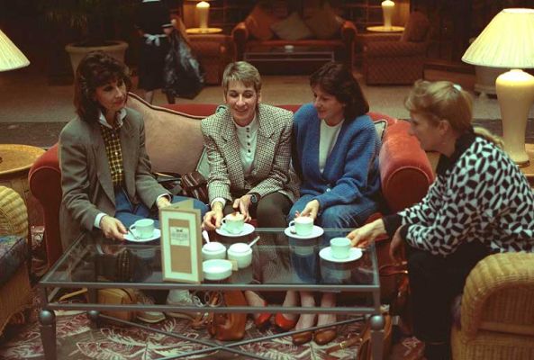 Tea in the Hyatt Hotel, Perth Australia
Marjorie, Ann Heward, Chris Badger, and Cathy Bushby in the lobby of the Hyatt Hotel, Perth, Australia
Klíčová slova: Marjorie Ann Heward Chris Badger Cathy Bushby Hyatt Hotel Perth Australia tea time