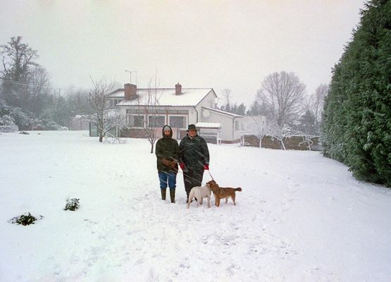Snow at Whitecroft
Marjorie and Shauna (and respective dogs) in the snow-covered front garden.
Schlüsselwörter: Snow Whitecroft Shauna Marjorie Kea dogs