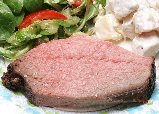 Top Rump Roast
This delicious medium-rare piece of cold roast beef (with some freshly ground salt) is Scottish | Kobe top rump roast.  Marjorie cooked it at a low temperature for a long time, using her trusty meat thermometer.  A bit of green salad, some red potato salad --- and I'm a happy camper.  I love taking these photographs, as I then get to eat the props.
Λέξεις-κλειδιά: Scottish Kobe top rump roast medium-rare cold beef green salad red potato salad Lucies Farm