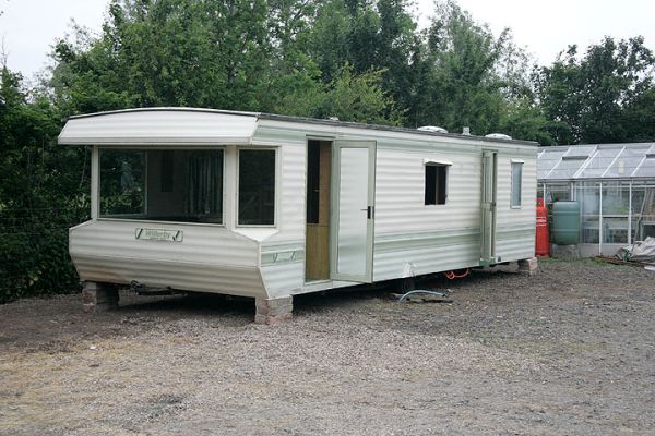Trailer Caravan Parked in Stable Yard
I love the bay window...  Looks like we need to put some of the potted plants around it so it's not quite so . . . trailer-like.
Ključne besede: trailer stable yard Whitecroft