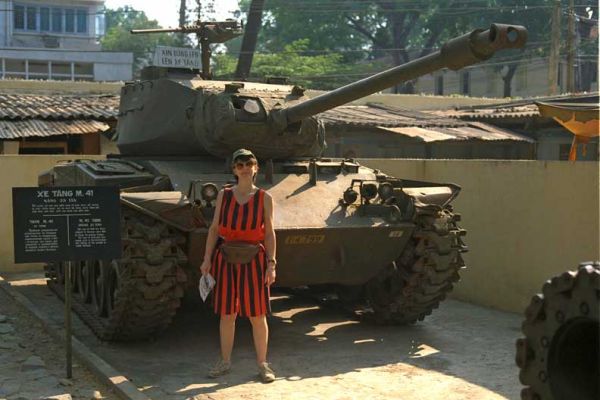 Marjorie With a Tank at the Museum in Ho Chi Minh City, Viet Nam
We read about this museum and were curious.  We had to specifically ask our guide to take us.  There was nobody else there.  The whole museum was dusty and forgotten, something left over (barely) from another time, another place.  I'd be surprised if it's still there.
Palabras clave: Museum Tank Ho Chi Minh City Marjorie Viet Nam Vietnam
