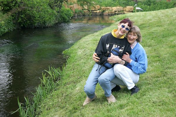 Marjorie and Cathy along the River
Webb's of Wychbold, April 22 2005
Słowa kluczowe: Webb's of Wychbold garden centre river Marjorie Cathy