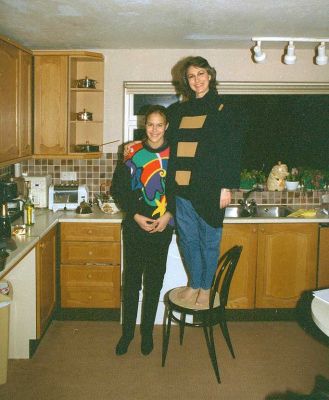 Old Whitecroft Kitchen -- Chase and Marjorie
Gosh, I barely remember when the kitchen looked like this.  The black metal (and cane) chairs came from Hawaii.  I think Marjorie was trying to prove that she could b taller than Chase -- if she stood on a chair.
Klíčová slova: Chase Marjorie Whitecroft kitchen chair