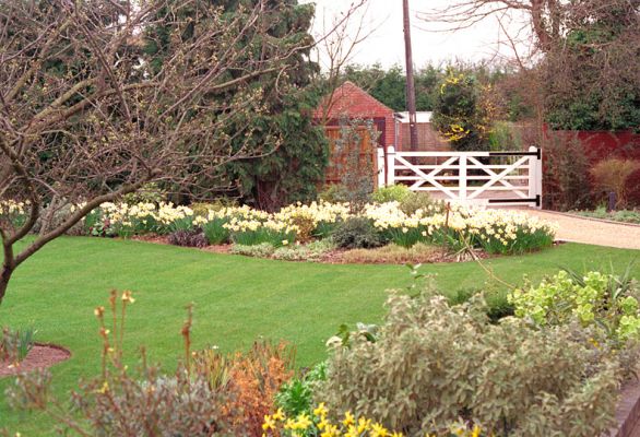 Whitecroft Lawn, Daffodils and Gate
We had to have this gate replaced because people walking down the public footpath would "peer" over the gate.  
Palabras Clave: Whitecroft lawn gate daffodils