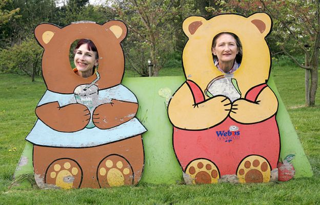 Marjorie and Cathy at Webb's Garden Centre
Who can walk by one of these cut-out things and resist it?  Not us!  Webb's of Wychbold, April 22 2005
Λέξεις-κλειδιά: Marjorie Cathy Webb's Wychbold Garden centre