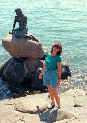 Marjorie and the Little Mermaid
In Copenhagen.  We were surprised that the Little Mermaid is actually . . . little.
Anahtar kelimeler: Little Mermaid Copenhagen Marjorie small ocean