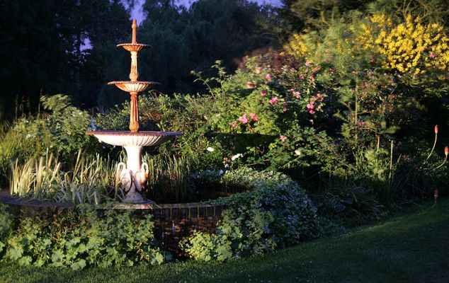 Whitecroft Swan Fountain at Night
Taken at about 10:30 PM on a hot,  humid summer evening (June 19 2005).
Anahtar kelimeler: swan fountain Whitecroft night photograph summer