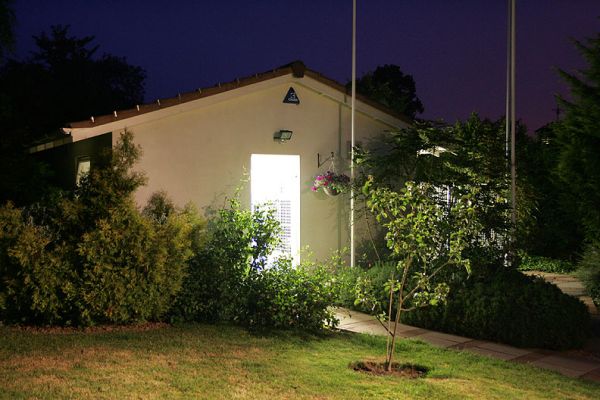 The Dog Resort on a Summer Evening
June 19 2005 -- Hot and humid.  I'm checking on the doggie guests at 10:30 PM.  Air conditioning is on, but I've opened the door to take this night shot.
Anahtar kelimeler: dog resort night photograph
