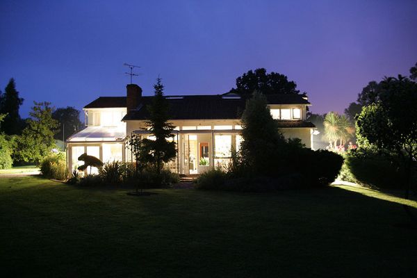 Whitecroft on a Summer Evening
June 19 2005 -- Complete with Kiko standing in the open doorway.
Klíčová slova: Whitecroft summer evening Kiko night